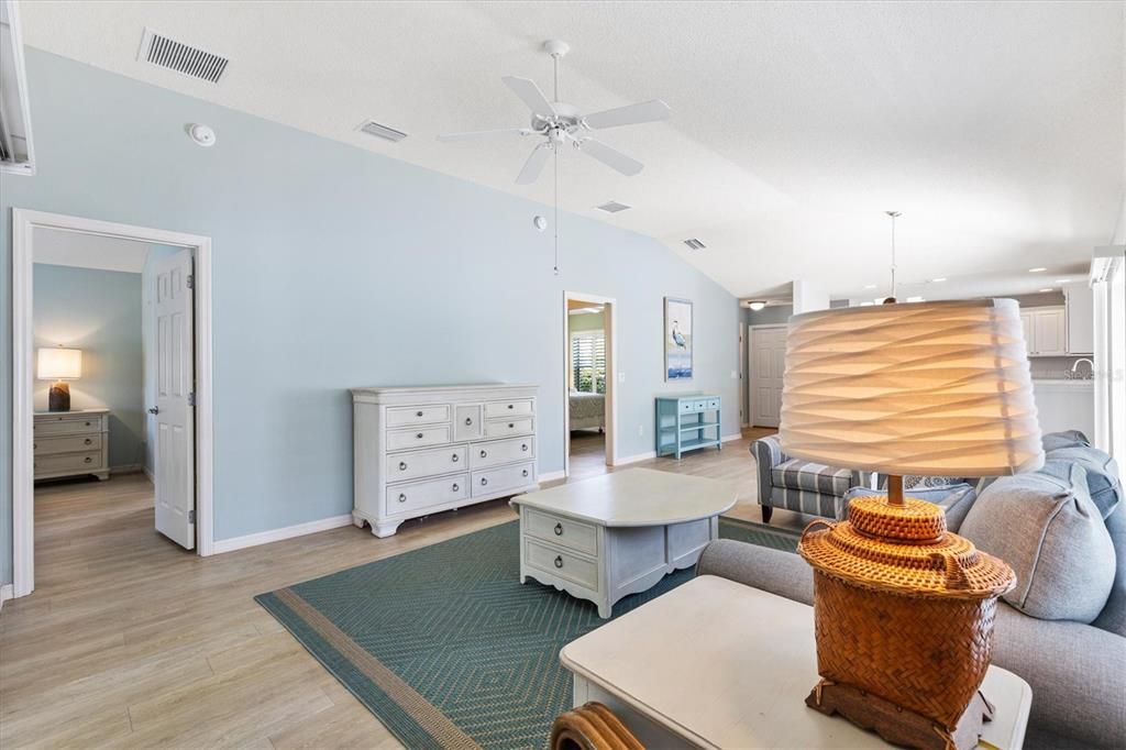 待售: $330,000 (2 贝兹, 2 浴室, 1204 平方英尺)