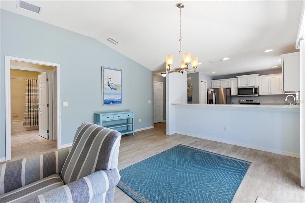 待售: $330,000 (2 贝兹, 2 浴室, 1204 平方英尺)