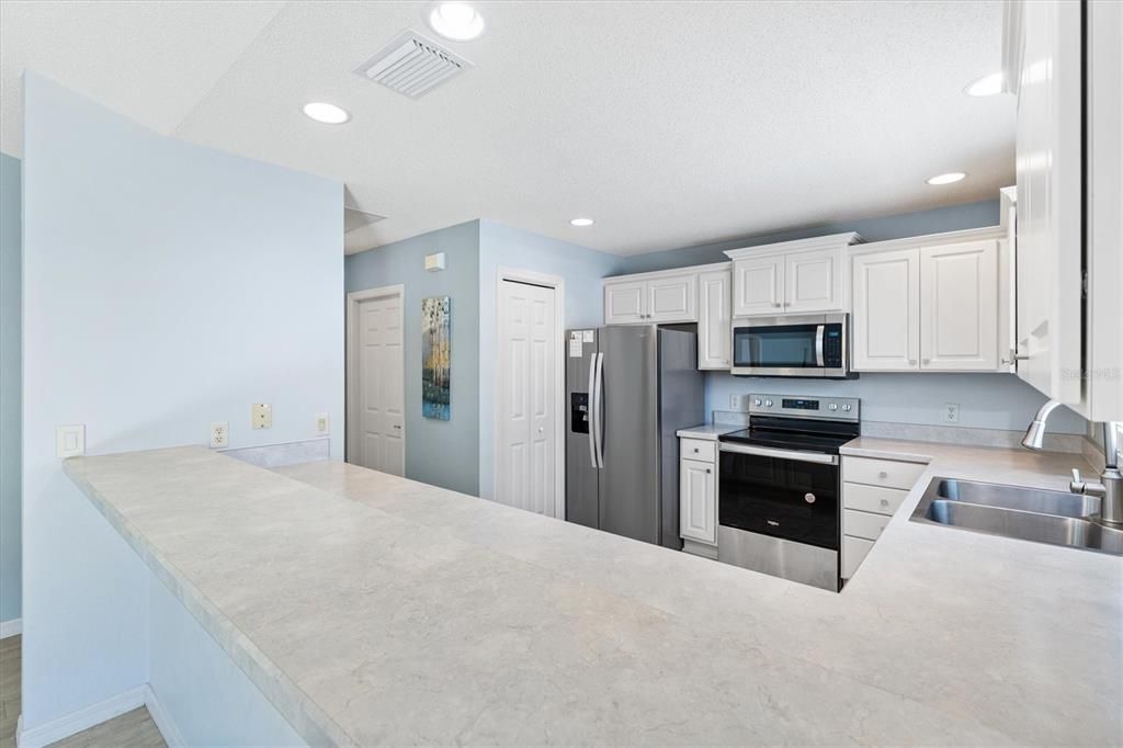 待售: $330,000 (2 贝兹, 2 浴室, 1204 平方英尺)