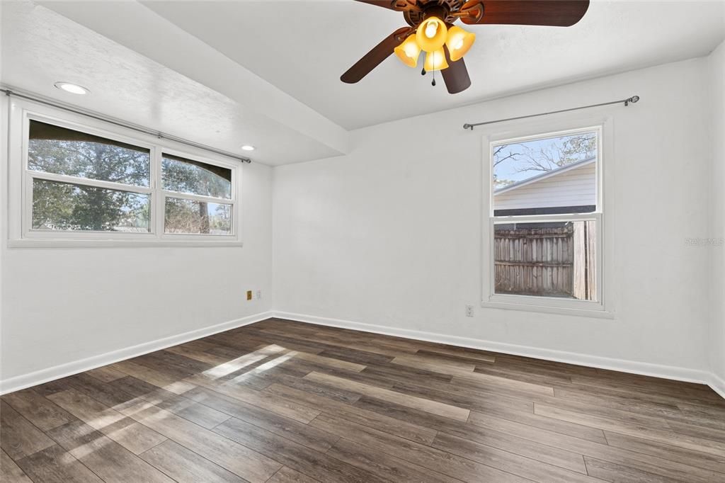 Activo con contrato: $295,000 (4 camas, 2 baños, 1588 Pies cuadrados)