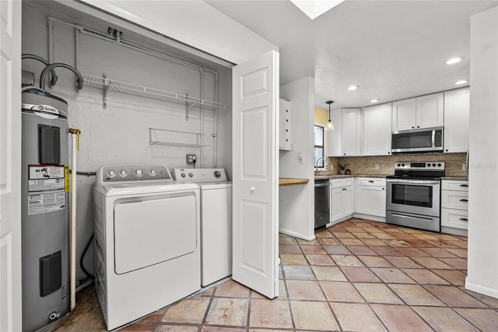 Activo con contrato: $295,000 (4 camas, 2 baños, 1588 Pies cuadrados)