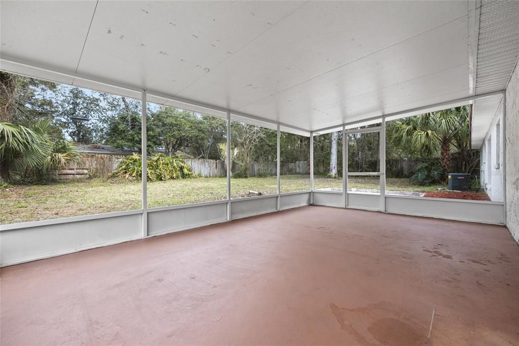 Activo con contrato: $295,000 (4 camas, 2 baños, 1588 Pies cuadrados)