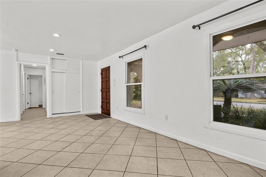 Activo con contrato: $295,000 (4 camas, 2 baños, 1588 Pies cuadrados)