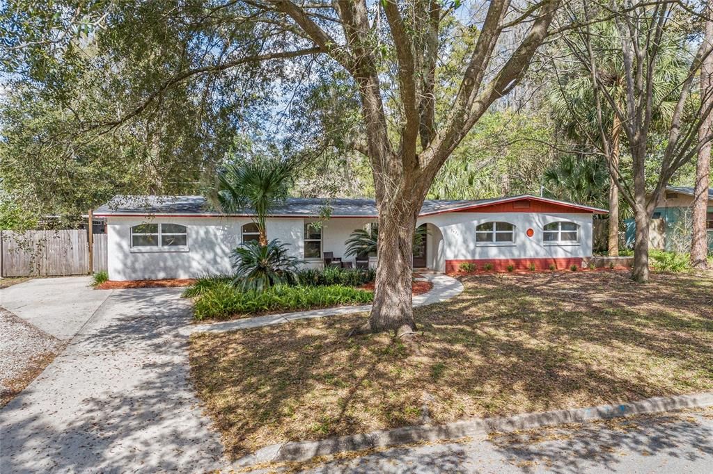 Activo con contrato: $295,000 (4 camas, 2 baños, 1588 Pies cuadrados)