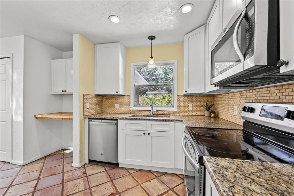 Activo con contrato: $295,000 (4 camas, 2 baños, 1588 Pies cuadrados)