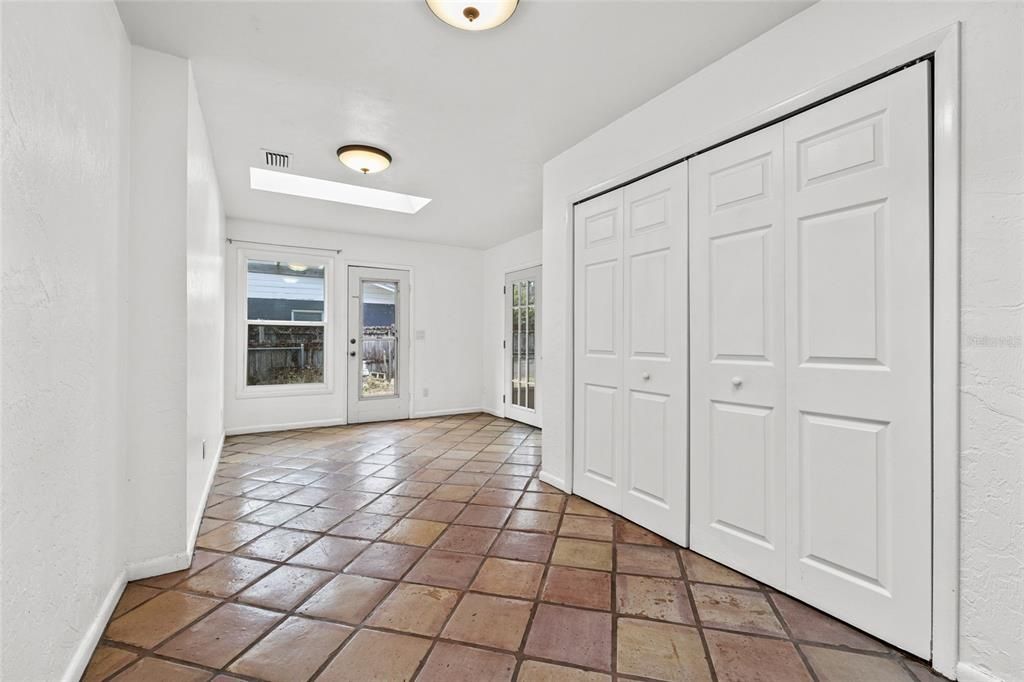 Activo con contrato: $295,000 (4 camas, 2 baños, 1588 Pies cuadrados)