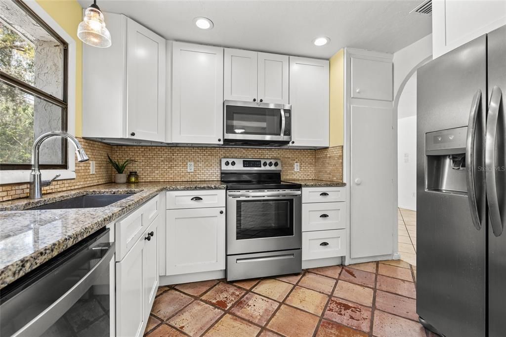 Activo con contrato: $295,000 (4 camas, 2 baños, 1588 Pies cuadrados)