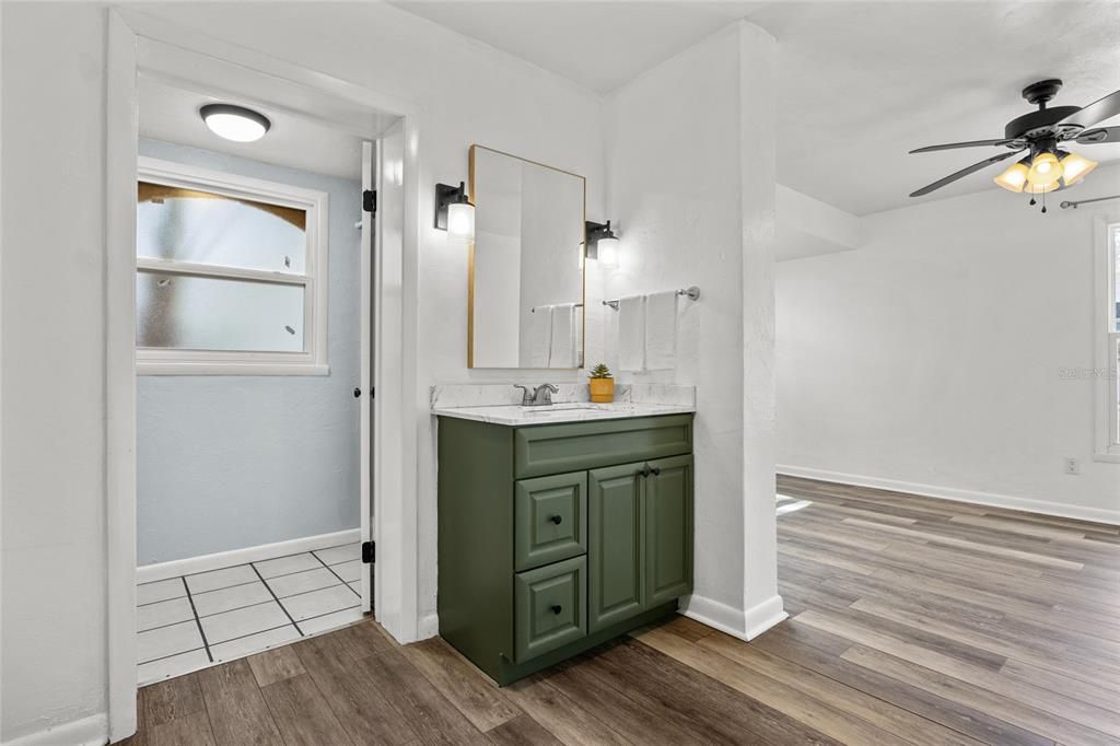 Activo con contrato: $295,000 (4 camas, 2 baños, 1588 Pies cuadrados)