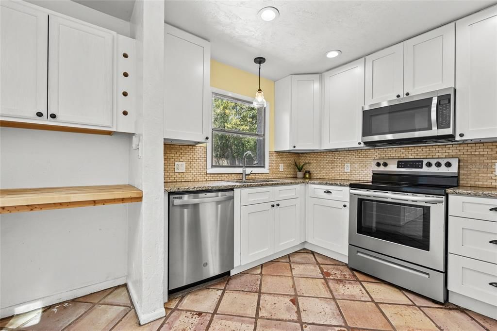 Activo con contrato: $295,000 (4 camas, 2 baños, 1588 Pies cuadrados)