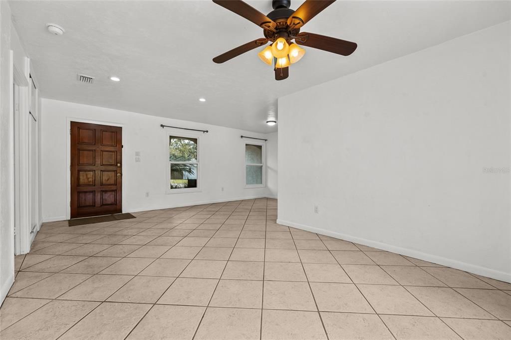 Activo con contrato: $295,000 (4 camas, 2 baños, 1588 Pies cuadrados)