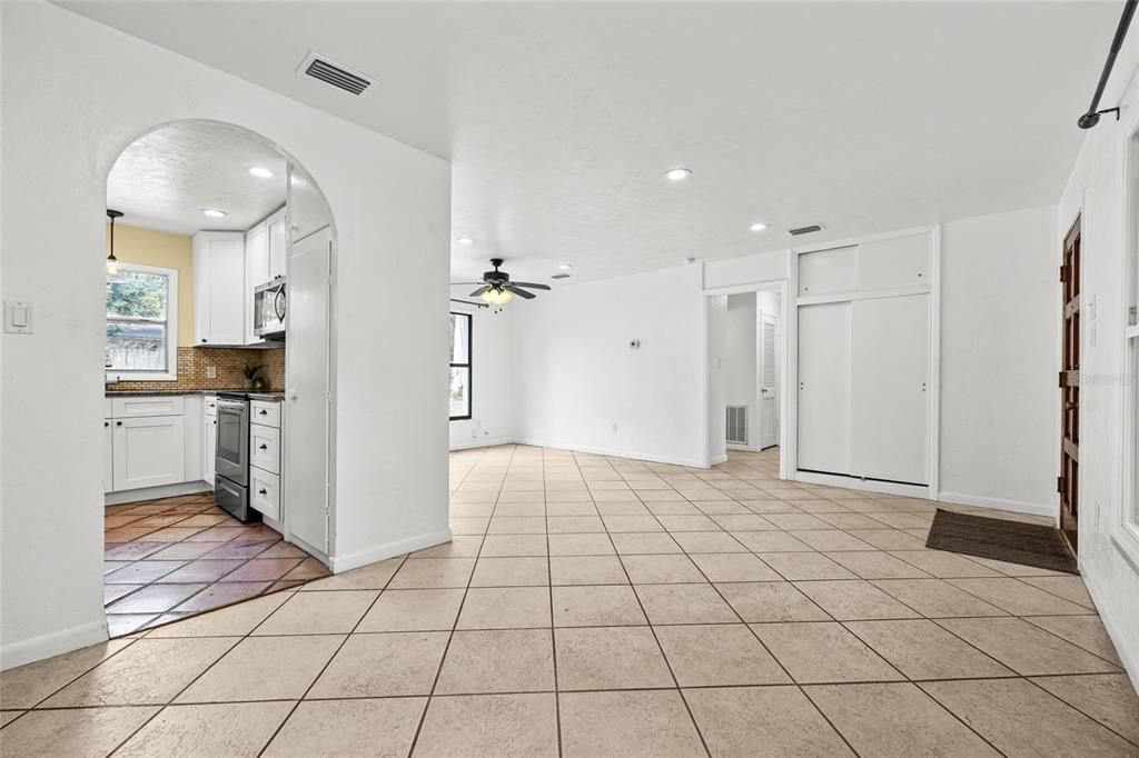 Activo con contrato: $295,000 (4 camas, 2 baños, 1588 Pies cuadrados)