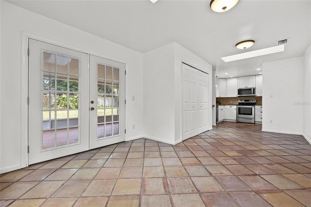 Activo con contrato: $295,000 (4 camas, 2 baños, 1588 Pies cuadrados)