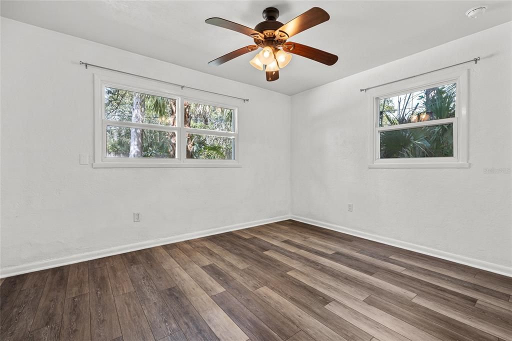 Activo con contrato: $295,000 (4 camas, 2 baños, 1588 Pies cuadrados)