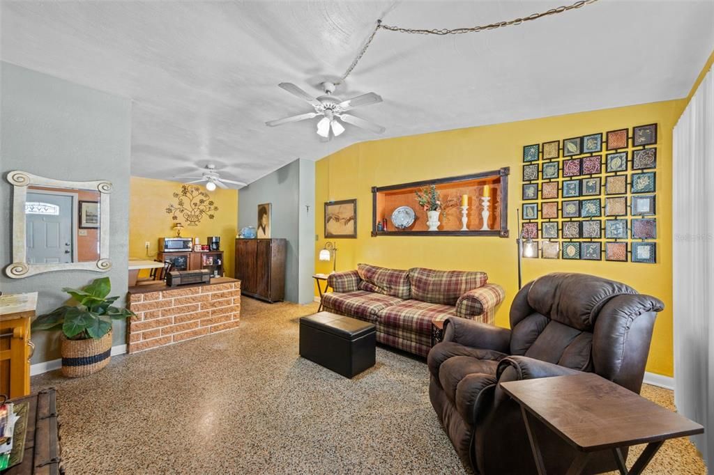 Activo con contrato: $425,000 (5 camas, 4 baños, 1935 Pies cuadrados)