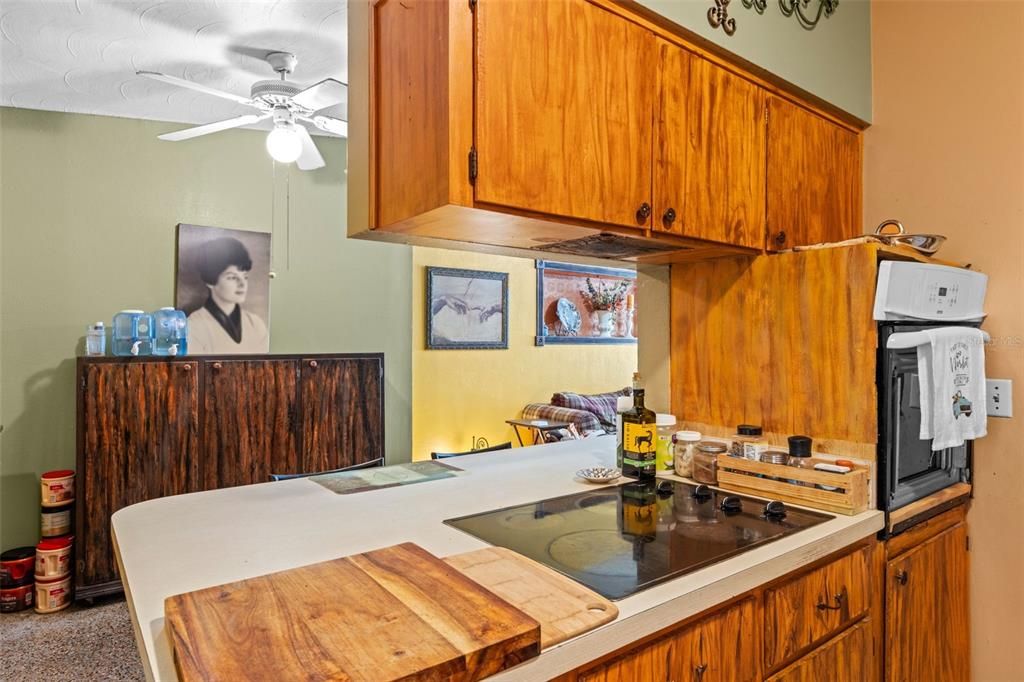 Activo con contrato: $425,000 (5 camas, 4 baños, 1935 Pies cuadrados)