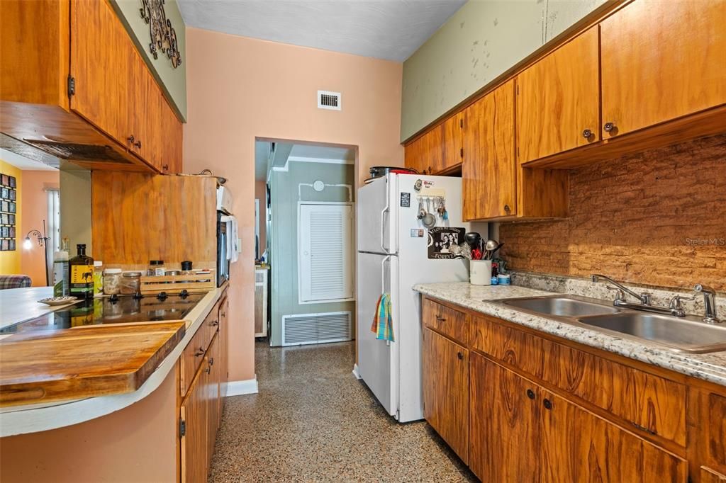 Activo con contrato: $425,000 (5 camas, 4 baños, 1935 Pies cuadrados)