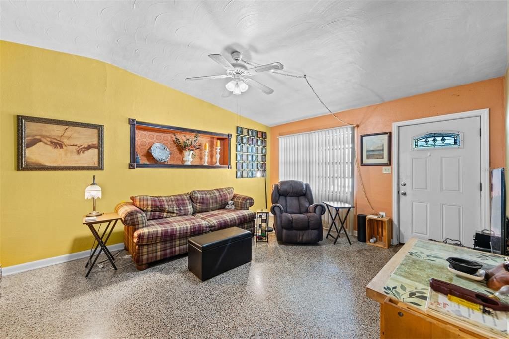 Activo con contrato: $425,000 (5 camas, 4 baños, 1935 Pies cuadrados)