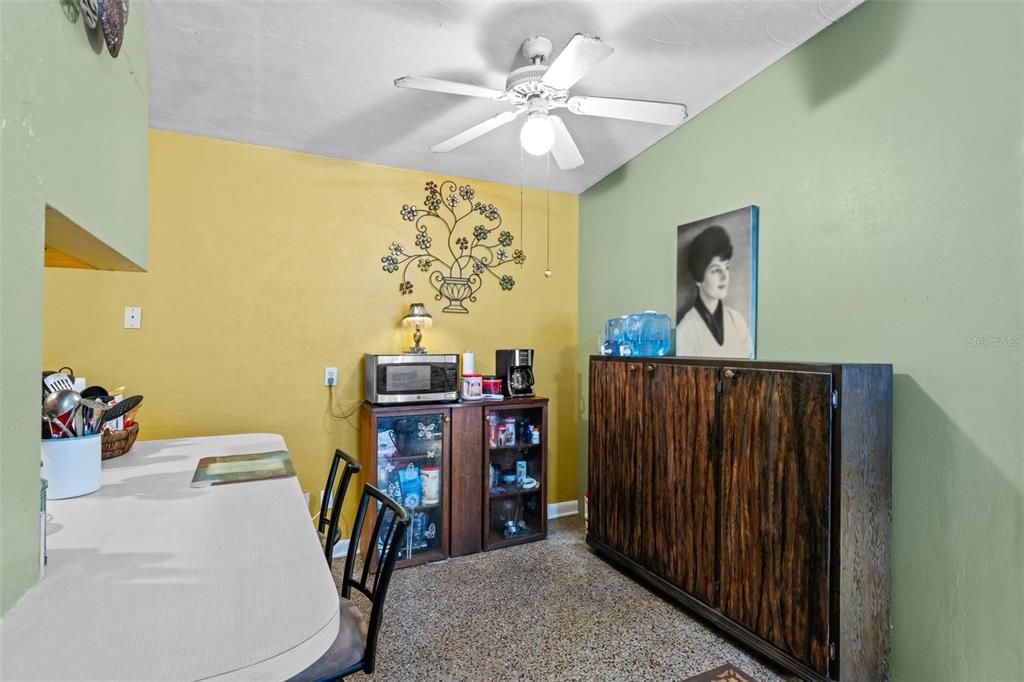 Activo con contrato: $425,000 (5 camas, 4 baños, 1935 Pies cuadrados)