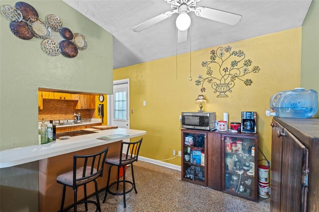 Activo con contrato: $425,000 (5 camas, 4 baños, 1935 Pies cuadrados)