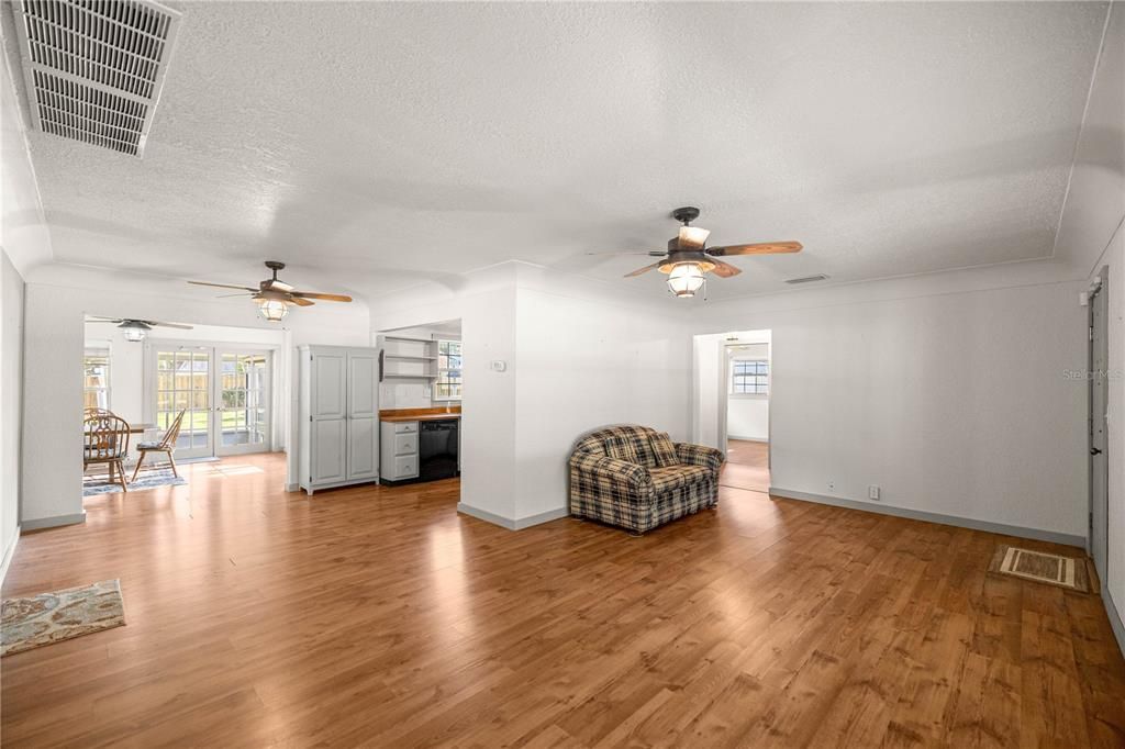 Active With Contract: $280,000 (3 beds, 2 baths, 1575 Square Feet)