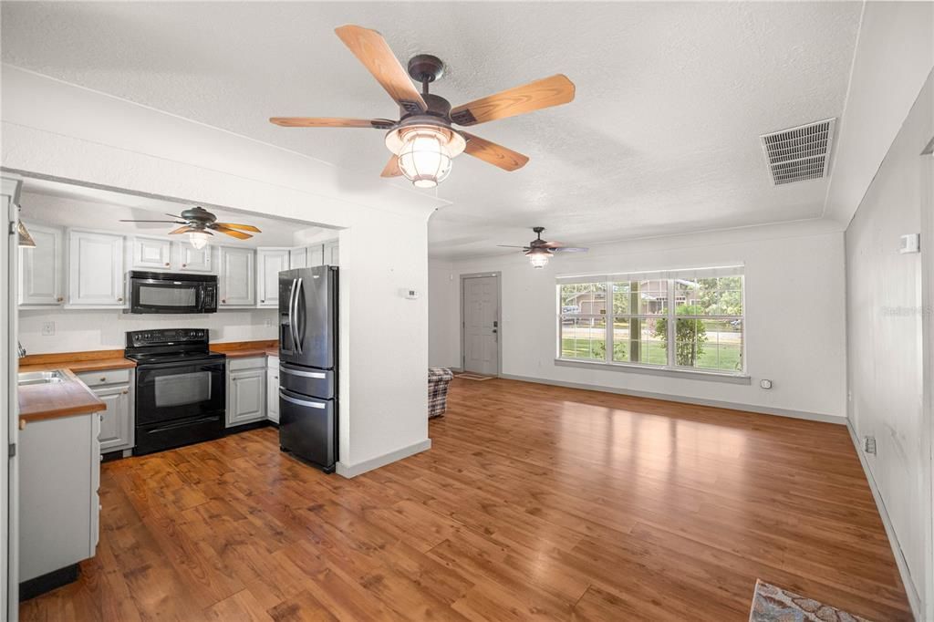 Active With Contract: $280,000 (3 beds, 2 baths, 1575 Square Feet)