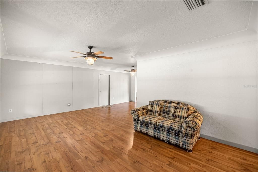 Active With Contract: $280,000 (3 beds, 2 baths, 1575 Square Feet)