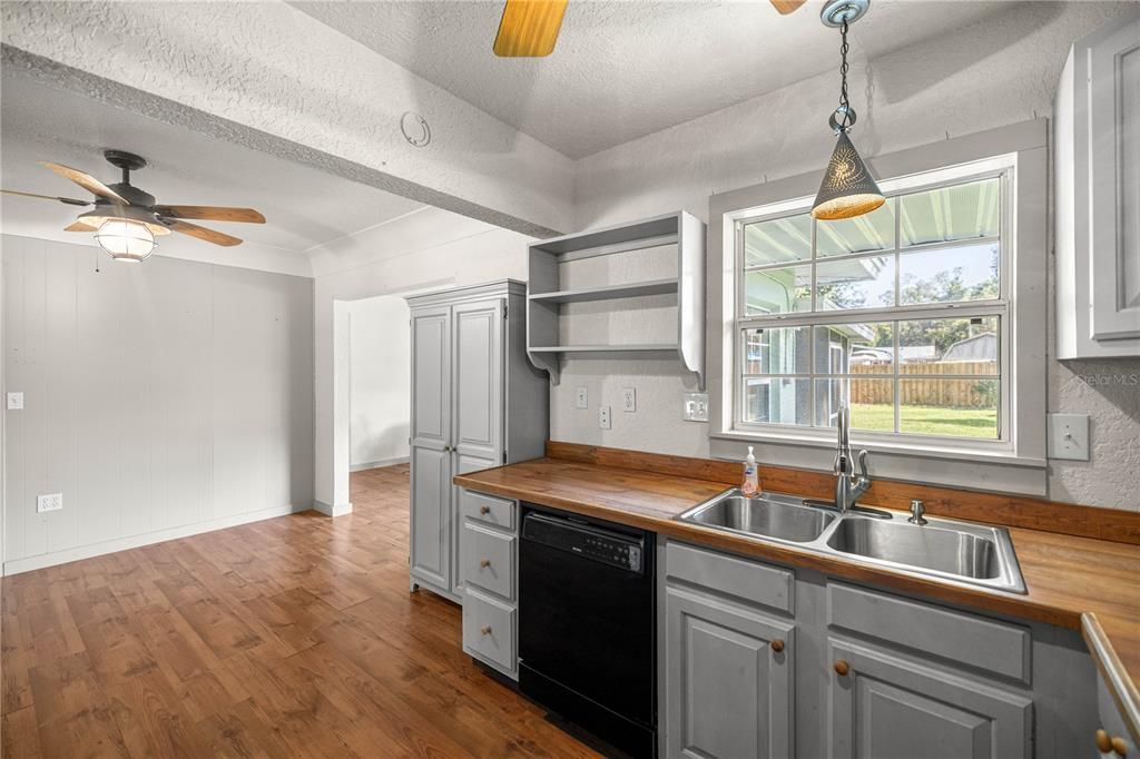 Active With Contract: $280,000 (3 beds, 2 baths, 1575 Square Feet)