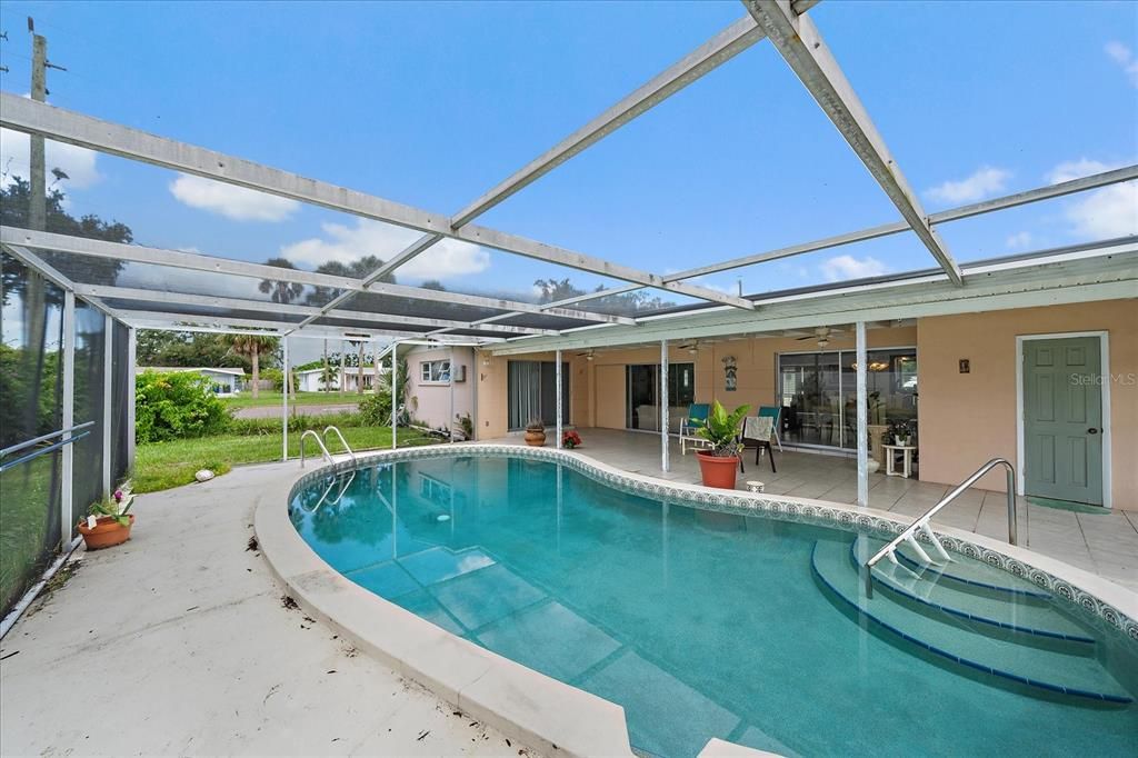 Под контрактом: $435,000 (3 спален, 2 ванн, 1591 Квадратных фут)