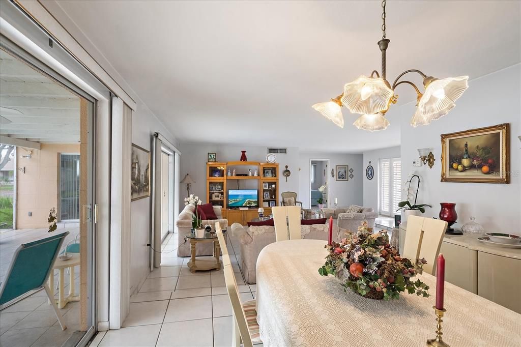 Под контрактом: $435,000 (3 спален, 2 ванн, 1591 Квадратных фут)