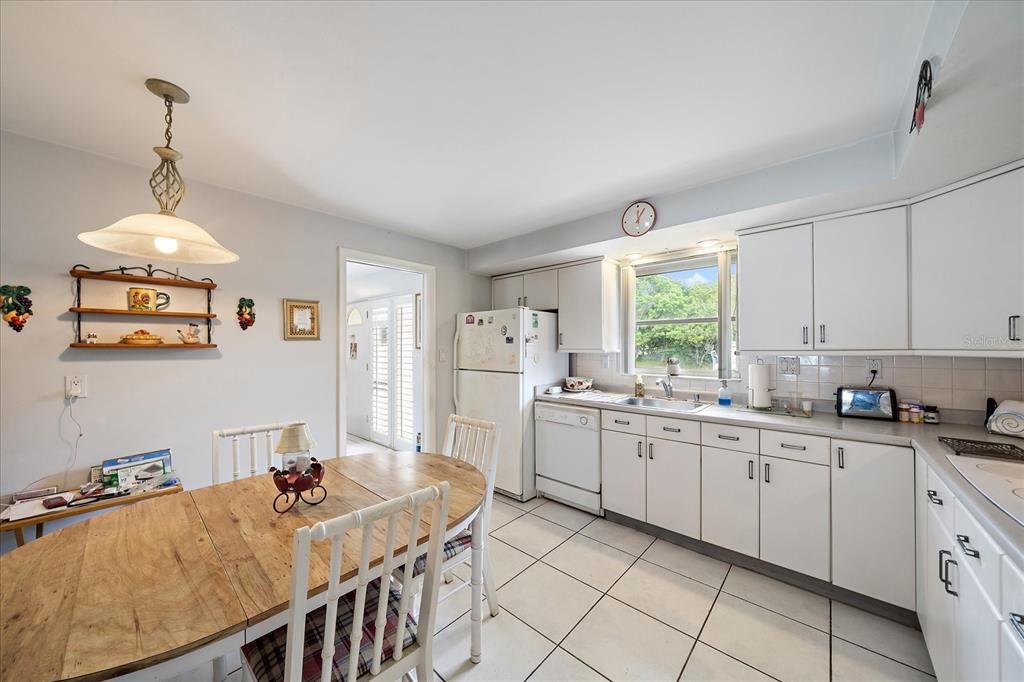 Под контрактом: $435,000 (3 спален, 2 ванн, 1591 Квадратных фут)