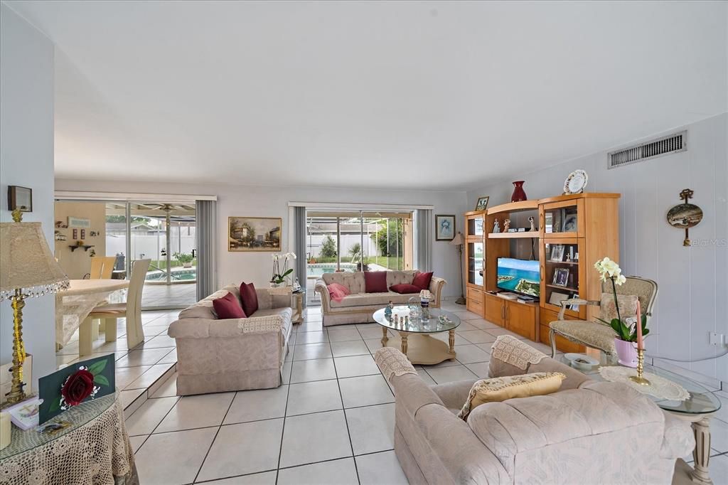 Под контрактом: $435,000 (3 спален, 2 ванн, 1591 Квадратных фут)