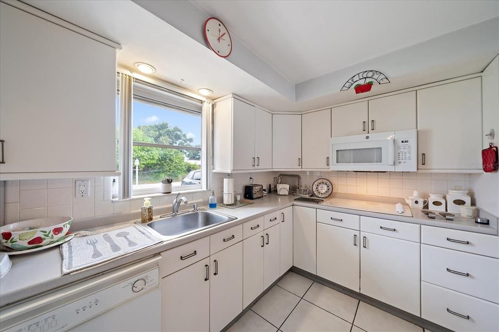 Под контрактом: $435,000 (3 спален, 2 ванн, 1591 Квадратных фут)