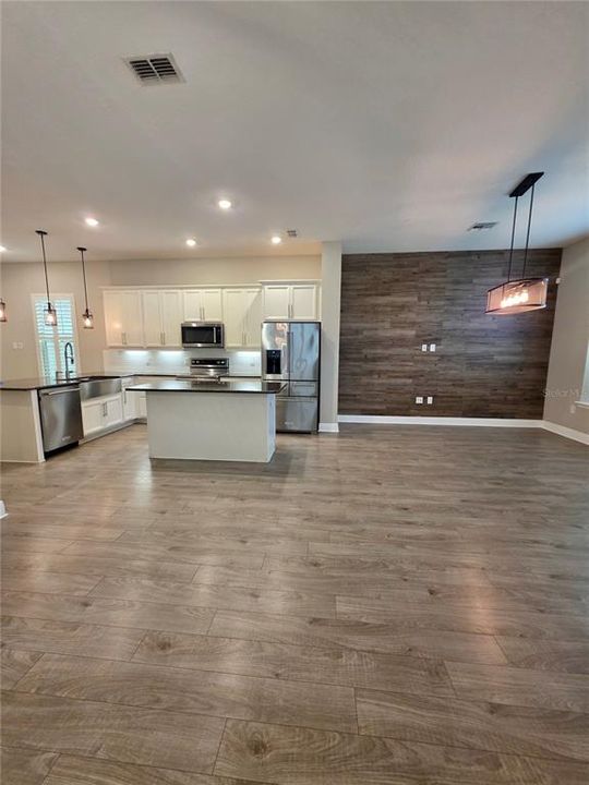 Под контрактом: $670,000 (4 спален, 3 ванн, 2297 Квадратных фут)