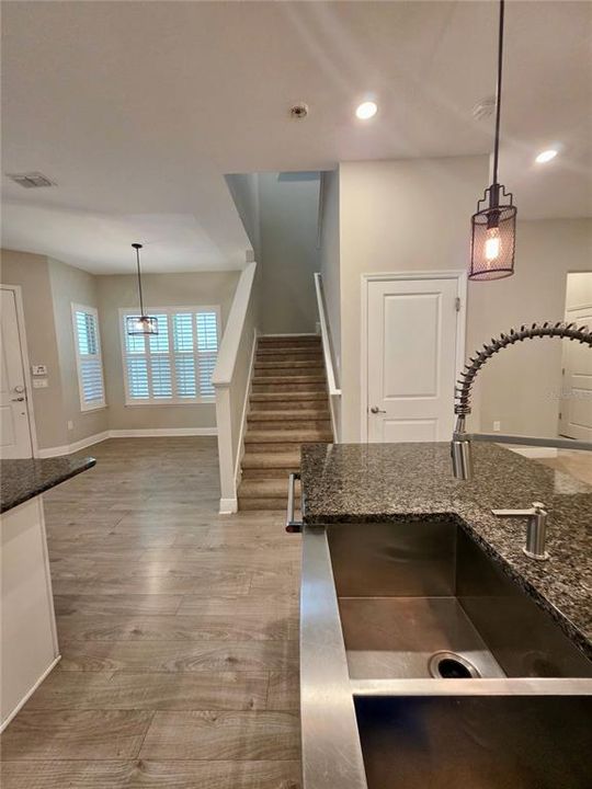 Под контрактом: $670,000 (4 спален, 3 ванн, 2297 Квадратных фут)