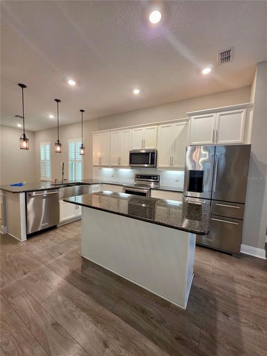 Под контрактом: $670,000 (4 спален, 3 ванн, 2297 Квадратных фут)