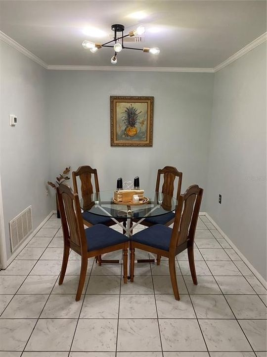 合同活跃: $145,900 (2 贝兹, 2 浴室, 1144 平方英尺)