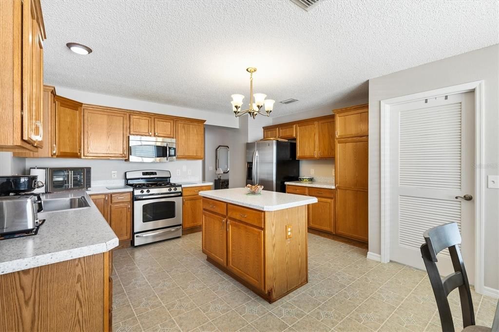 Active With Contract: $389,000 (3 beds, 2 baths, 1733 Square Feet)