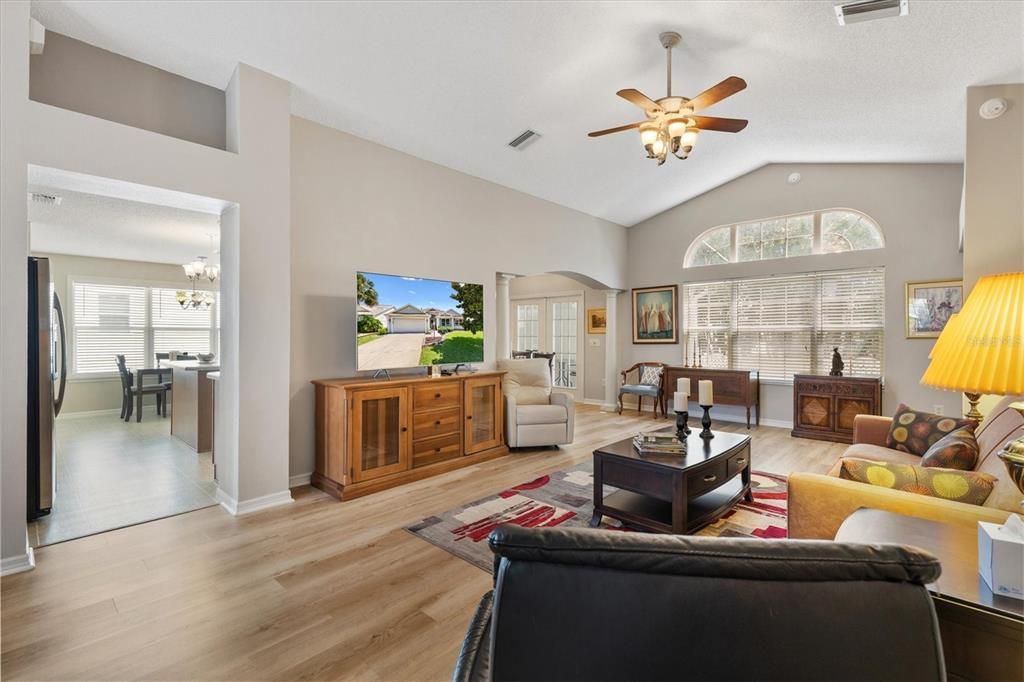 Active With Contract: $389,000 (3 beds, 2 baths, 1733 Square Feet)