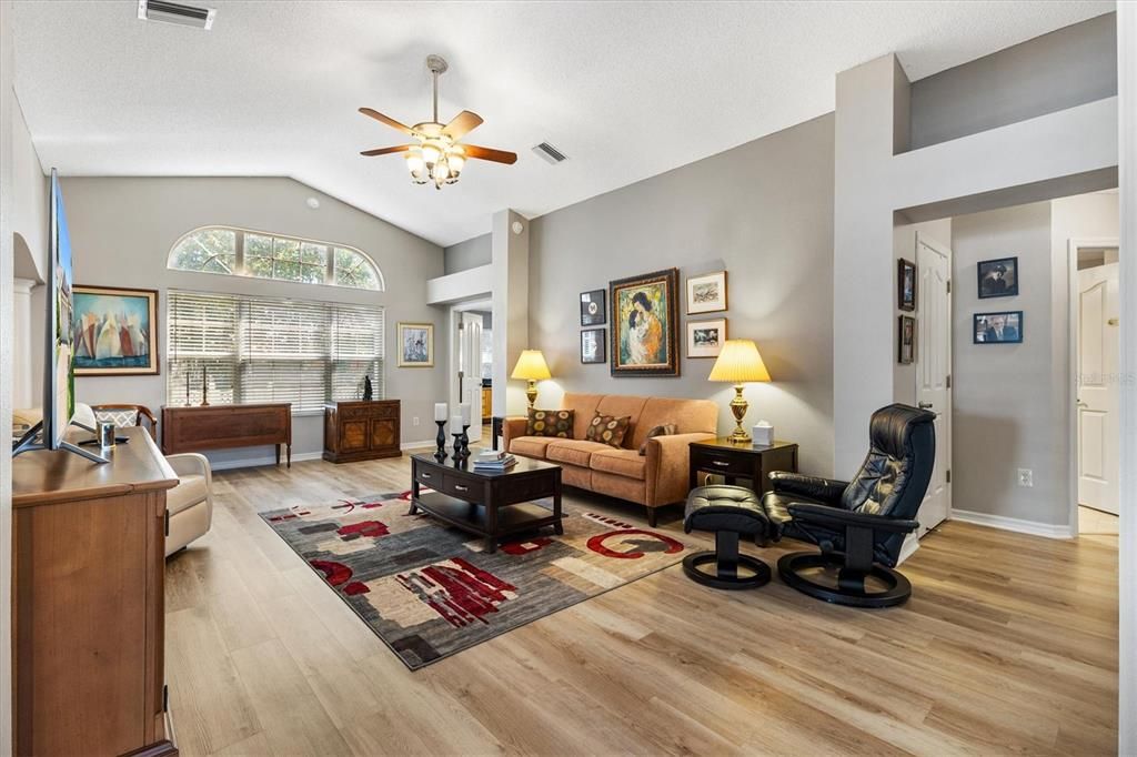 Active With Contract: $389,000 (3 beds, 2 baths, 1733 Square Feet)