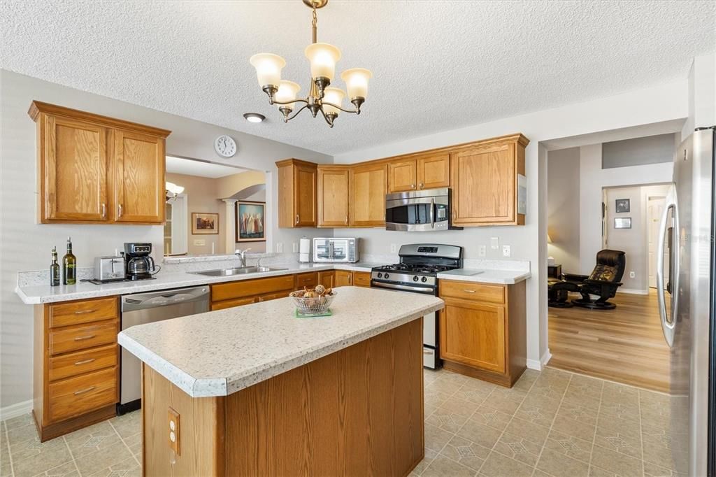 Active With Contract: $389,000 (3 beds, 2 baths, 1733 Square Feet)