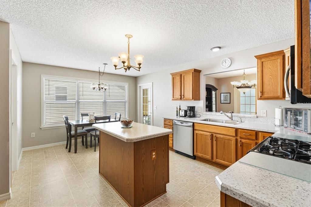 Active With Contract: $389,000 (3 beds, 2 baths, 1733 Square Feet)