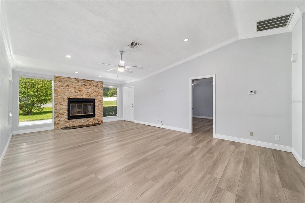 合同活跃: $263,900 (3 贝兹, 2 浴室, 1324 平方英尺)