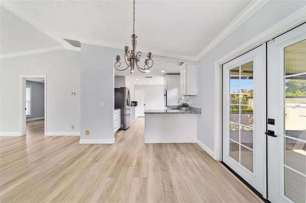 合同活跃: $263,900 (3 贝兹, 2 浴室, 1324 平方英尺)