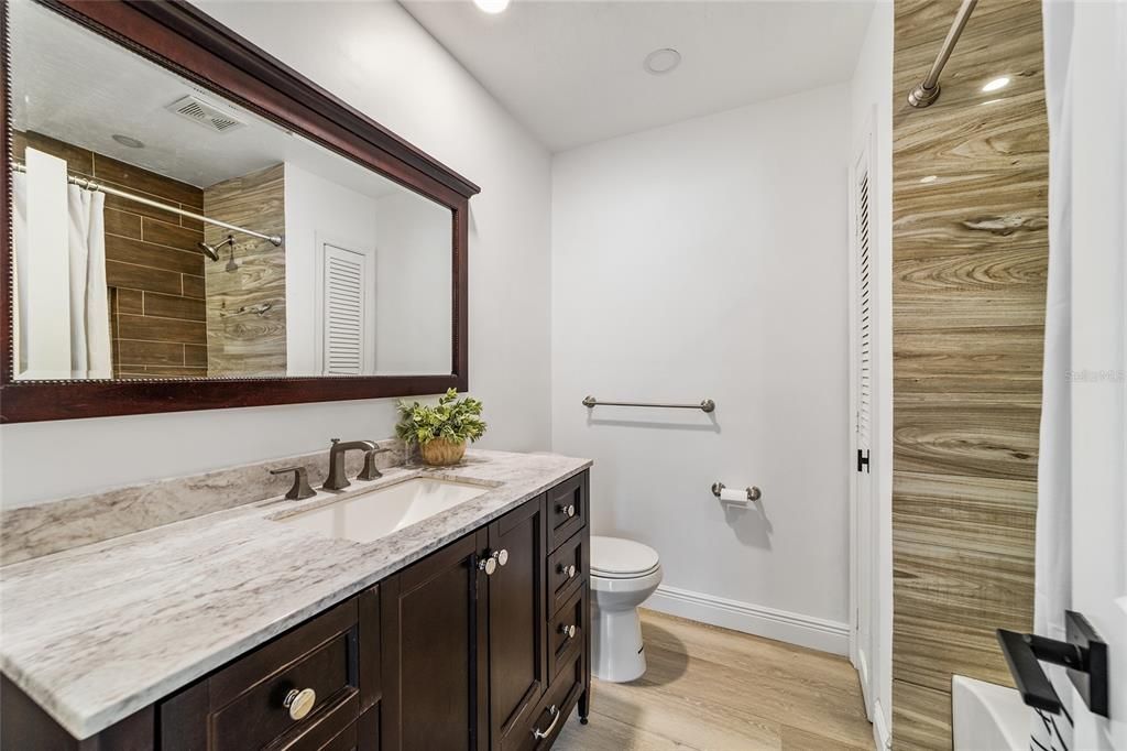 合同活跃: $263,900 (3 贝兹, 2 浴室, 1324 平方英尺)