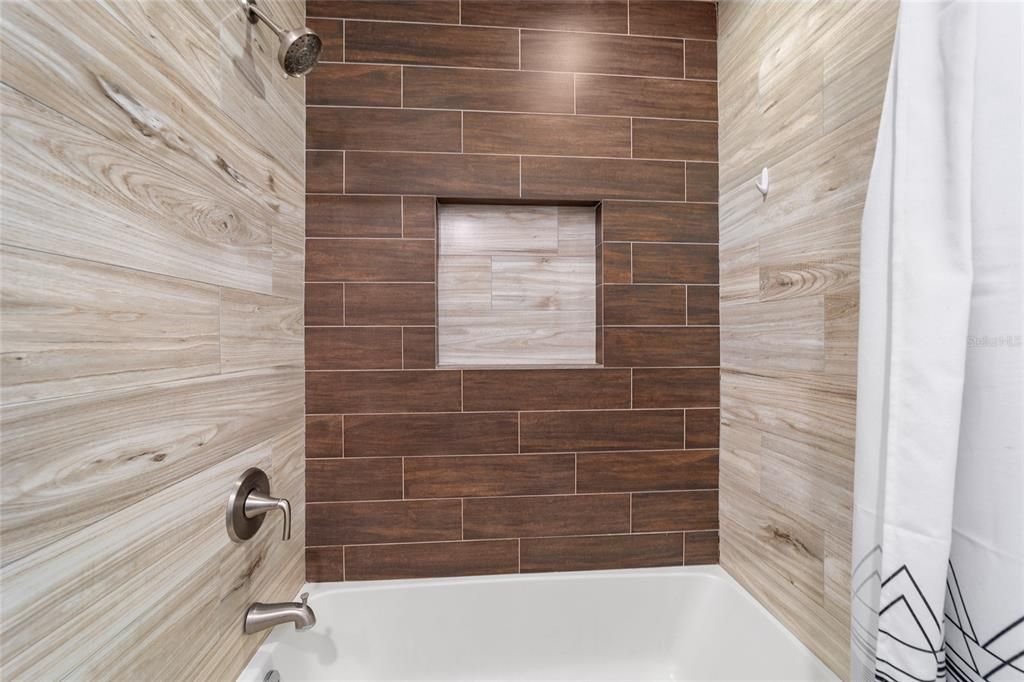 合同活跃: $263,900 (3 贝兹, 2 浴室, 1324 平方英尺)