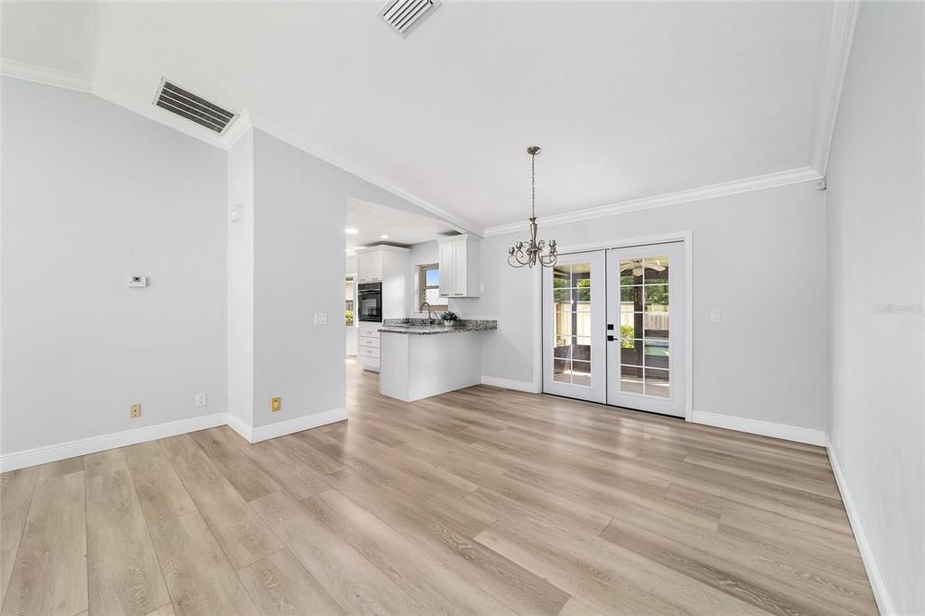 合同活跃: $263,900 (3 贝兹, 2 浴室, 1324 平方英尺)