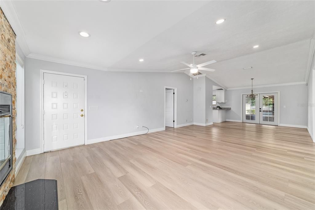 合同活跃: $263,900 (3 贝兹, 2 浴室, 1324 平方英尺)