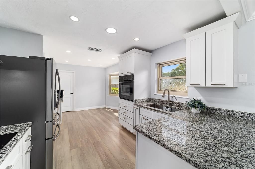 合同活跃: $263,900 (3 贝兹, 2 浴室, 1324 平方英尺)