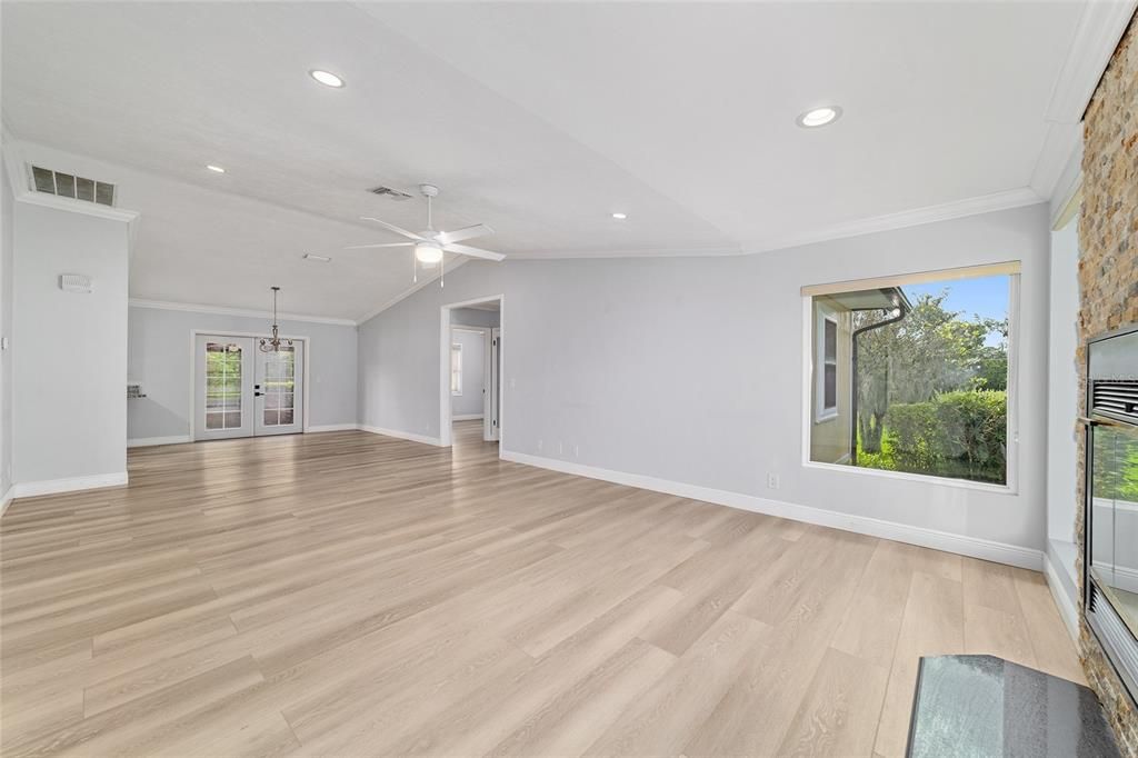 合同活跃: $263,900 (3 贝兹, 2 浴室, 1324 平方英尺)