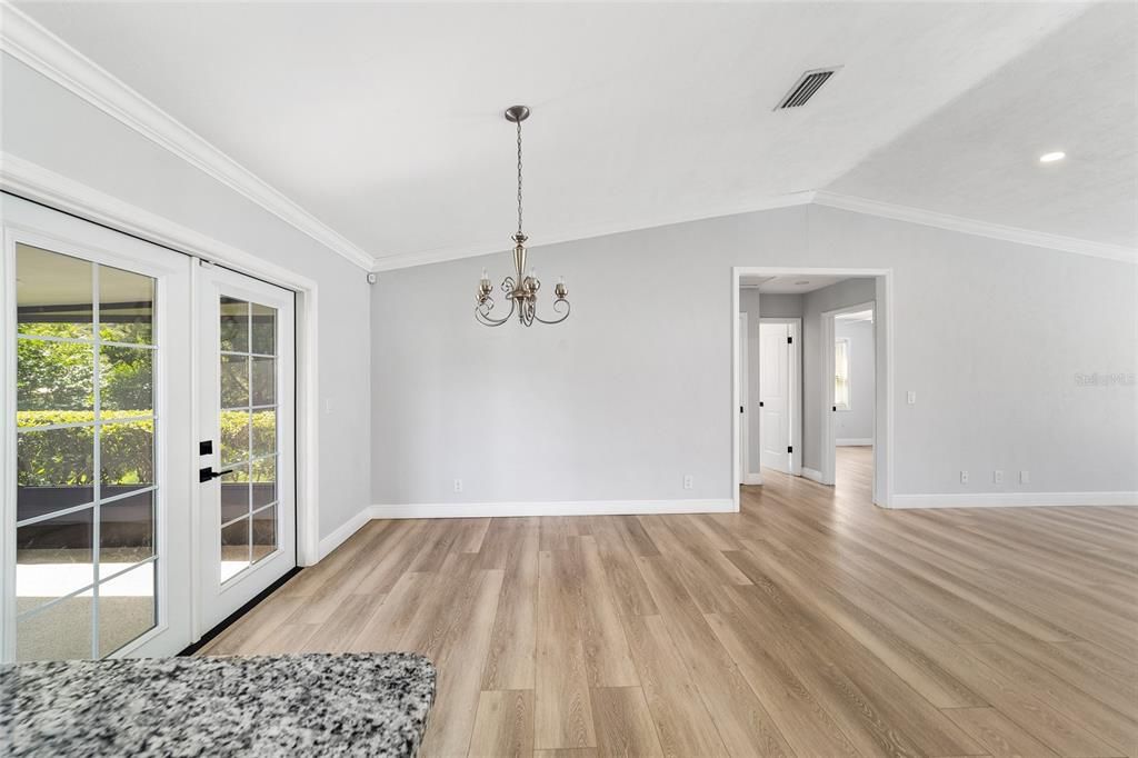 合同活跃: $263,900 (3 贝兹, 2 浴室, 1324 平方英尺)